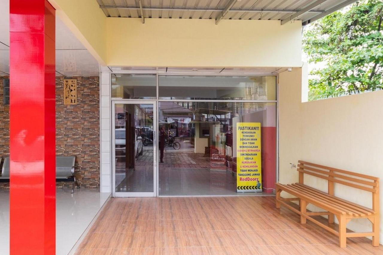 红多兹Plus酒店@棉兰苏布罗托加图特路 Sunggal 外观 照片